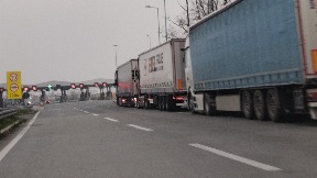 Višečasovno čekanje na granici